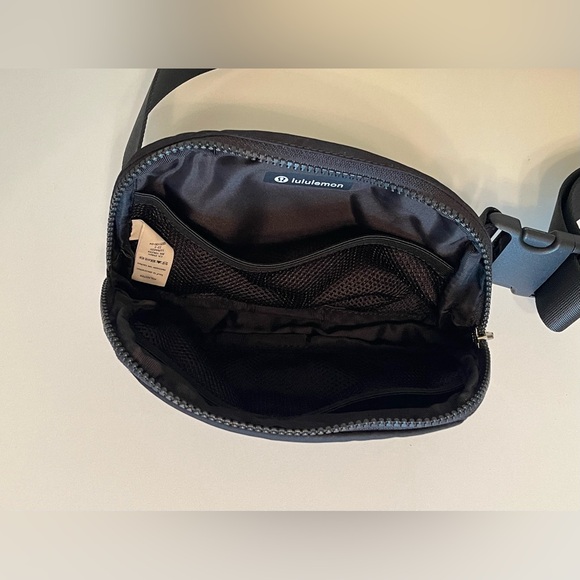 Lululemon Everywhere Belt Bag 1L - Picture 3 of 8